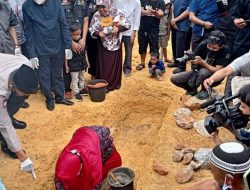 Ketua PKK Kendari Letakkan Batu Pertama Pembangunan Masjid Al-Amin Kemaraya