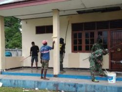 Di Mimika, TNI Renovasi Balai Kampung Narayo