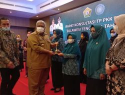Wakil Wali Kota dan Ketua TP PKK Kendari Raih Kartini Award 2021