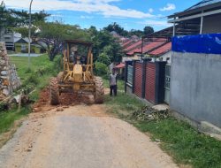 Relawan ASR Kerahkan Alat Berat Ratakan Ruas Jalan Kompleks Perumahan di Anawai Kendari