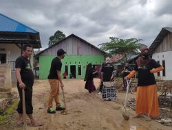 Gotong Royong Bersama Warga, Relawan ASR Kendari Perbaiki Jalan Rusak di Watubangga