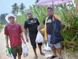 Relawan ASR dan Gerindra “Door to Door” Bagikan Daging Kurban di Konawe Kepulauan
