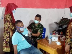 Tutup Latihan Tempur, Yonif 725/Wrg Lanjutkan Bantu Vaksin Warga Konawe Utara