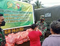 Latihan Tempur Ditutup, Yonif 725 Woroagi Berbagi Bansos kepada warga Konawe Utara