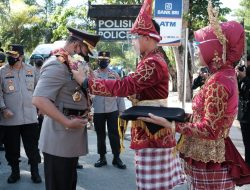 Irjen Teguh Pristiwanto Tiba Di Polda Sultra, Disambut Prosesi Adat dan Pedang Pora.