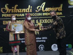 Rektor IAIN Kendari Terima Penghargaan Srikandi Award-Perempuan Tangguh Indonesia 2021