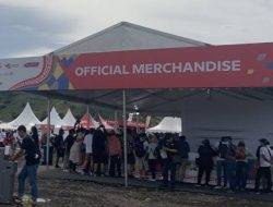 Pengunjung serbu stand merchandise MotoGP Mandalika pada Race Day