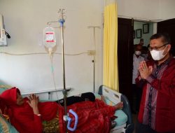 Wali Kota Serahkan Bantuan dan kartu Sehat Seorang Pengidap Kanker di RSUD Kendari
