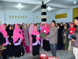 Tebar Kebaikan, Ketua TP-PKK Kota Kendari Berbagi Iftar Ramadhan dibeberapa Titik