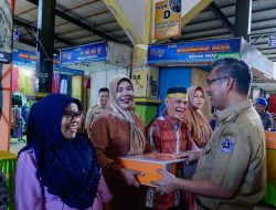 Wali Kota Serahkan Timbangan Digital kepada 200 Pedagang Pasar Tradisional di Kendari