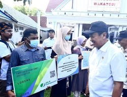 Di Wakatobi, Menteri Kelautan serahkan kartu BPJAMSOSTEK untuk nelayan