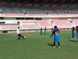 Presiden Ikut Bermain Sepakbola bersama Talenta Papua Football Academy