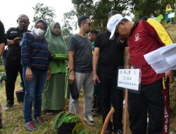 Sulkarnain Kadir Ikut Tanam Durian di Kebun APEKSI Kota Padang