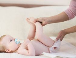Dokter Sarankan Orang Tua Ganti Popok Bayi Empat Jam Sekali