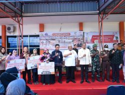 Pj Wali Kota Kendari bersama Gubernur Sultra Serahkan BLT BBM Tahap II dan Bantuan PKH
