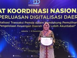Kepala Bapenda Kota Kendari Terima Piagam Penghargaan TP2DD Kota Terbaik II di Wilayah Indonesia Timur