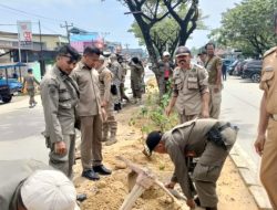 Ciptakan Lingkungan yang Asri, Sat Pol PP Kota Kendari Tanam Bunga di Tempat Pelelangan Ikan