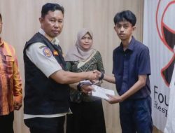 Pj Wali Kota Kendari Serahkan Beasiswa kepada 13 Pelajar