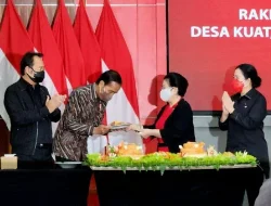 Moment HUT ke-50 PDIP, Megawati Serahkan Nasi Tumpeng kepada Jokowi