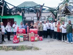 Pj Wali Kota Kendari Serahkan Bantuan pada Korban Kebakaran di Kecamatan Kadia