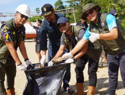 Clean Traveller, PT GKP dan Warga Bersihkan Pantai Nambo Jaya