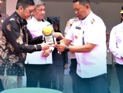 Pj Wali Kota Kendari Serahkan Piala Adipura kepada Perwakilan Masyarakat