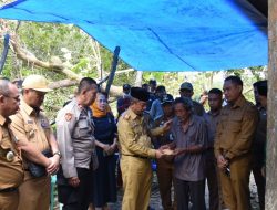 Sekot Kendari Serahkan Bantuan untuk Korban Tertimpa Pohon di Kecamatan Puuwatu