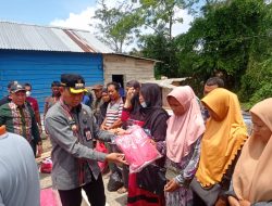 Peduli Sesama, Asmawa Tosepu Serahkan Bantuan kepada Korban Bencana Alam di Kecamatan Puuwatu