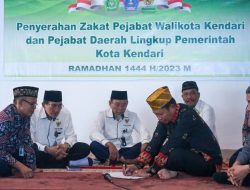 Asmawa Tosepu dan Pejabat Pemkot Kendari Salurkan Zakat Fitrah di Baznas