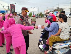 Polres Konawe Bagikan Nasi Kotak dan Takjil kepada Masyarakat