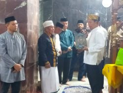 Safari Ramadhan di Masjid Nuruh Falah, PJ Wali Kota kendari Serahkan Sejumlah Bantuan