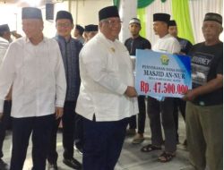 Gubernur Sultra, Serahkan Bantuan Dana Hibah Masjid di Kolaka Utara