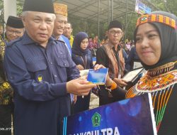 Bupati Konawe KSK Serahkan Penghargaan kepada Guru dan Kepsesk Berdedikasi