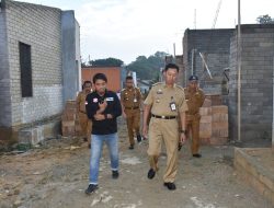 Pj Wali Kota Kendari Tinjau Pembangunan Rumah Layak Huni di TPA Puuwatu