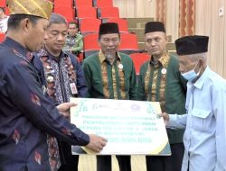 650 Lansia dan Janda di Kota Kendari Terima Zakat dari ASN Pemkot Kendari