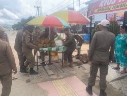 Satpol PP Kota Kendari Tindak Masyarakat yang Berjualan di Bahu Jalan