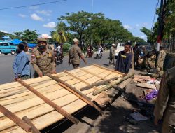 Puluhan Lapak Pedagang Depan Pasar Sentral Kota Kendari Ditertibkan