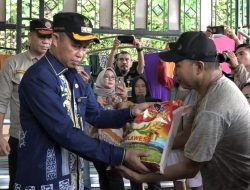 Pj Wali Kota Kendari Serahkan Bantuan kepada Warga Korban Tanah Longsor di Kecamatan Mandonga