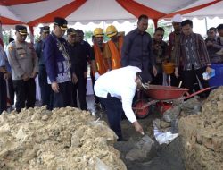 Gubernur Sultra Lakukan Peletakan Batu Pertama Pembangunan Gerbang Batas Kota Kendari dengan Konsel
