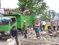 DLHK Kota Kendari Kerahkan Armada Bersihkan Puing-puing Lapak di Kawasan Kali Kadia
