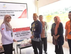 Pj Wali Kota Serahkan Bantuan Atensi kepada 72 Warga Kota Kendari