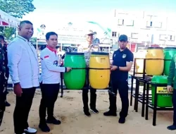 DLHK Kota Kendari Serahkan Alat Kebersihan kepada Camat