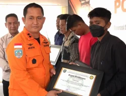 Pemkot Kendari Bersama Basarnas Kendari Serahkan Penghargaan Kepada Nelayan