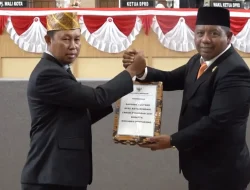 Pj Wali Kota Kendari Serahkan Raperda APBD 2024 ke DPRD