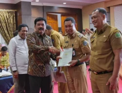 Menteri ATR/BPN Serahkan Sertifikat Hak Pakai Pemerintah kepala Pemkot Kendari