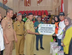 Pemkot Kendari Bersama Baznas Serahkan Bantuan Sembako kepada Ratusan Petugas Kebersihan
