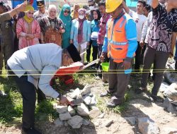 Pj Bupati Bombana Letakkan Batu Pertama Pembangunan Mesjid Khalid Al-Kahfi di Kecamatan Rumbia