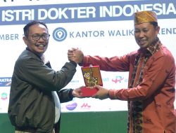 Pj Wali Kota Kendari Dapat Penghargaan dari Ketua IDI Wilayah Sultra