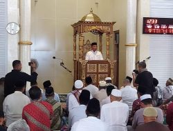 Usai Shalat Jumat, Pj Gubernur Sultra Silahrurahi dengan Jamaah Masjid Al-Muqarrabin Wakatobi