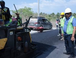 Pj Bupati Bombana Pantau Perbaikan Ruas Jalan di Pulau Kabaena